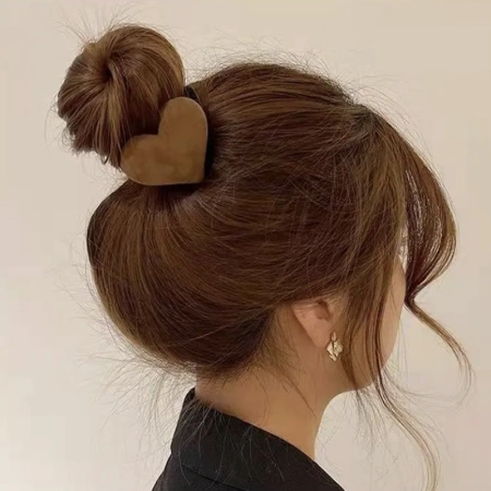 ربطة شعر ذات طراز راقي، وشريط جلدي رائع مربوط على شكل كعكة ذيل حصان، وأغطية رأس مشهورة على الإنترنت وحقيبة جلدية