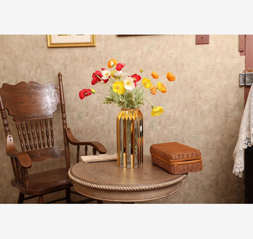 Electroplated glass vases, gold roses, gold dining tables, coffee tables, countertop flower vases and ornaments Application Scenario