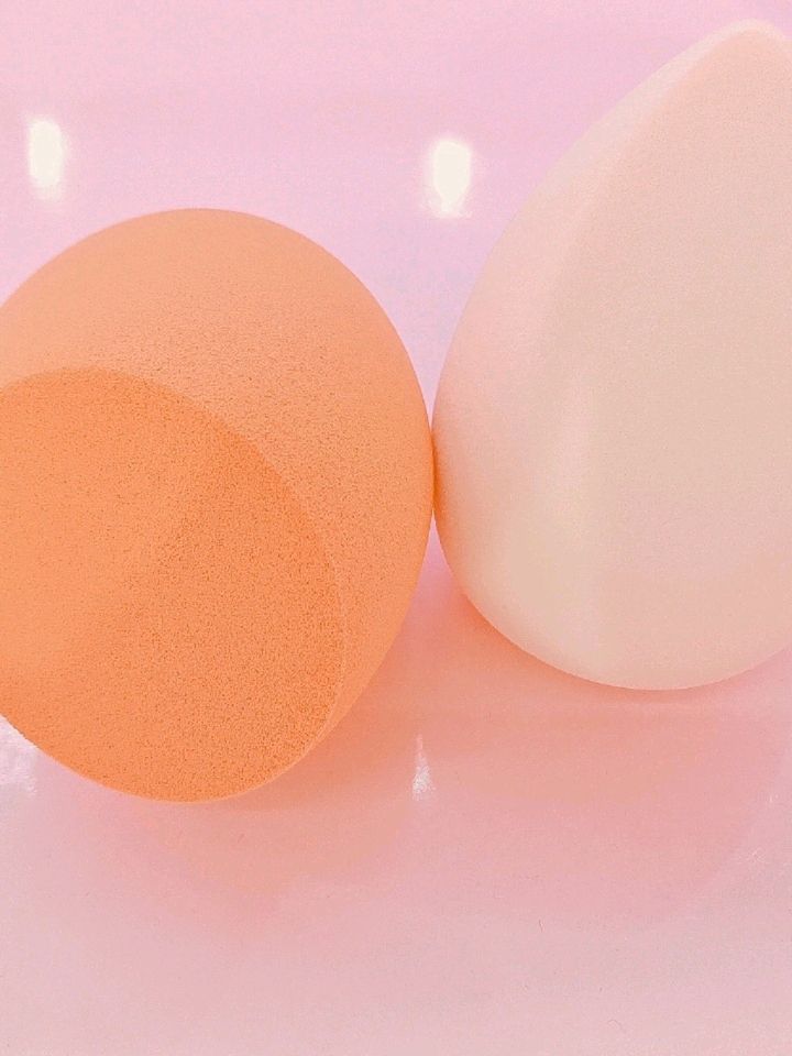 Two female students with dry and wet dual-purpose beauty products turned into large beauty powder puffs when they got wet while applying makeup detail image 2