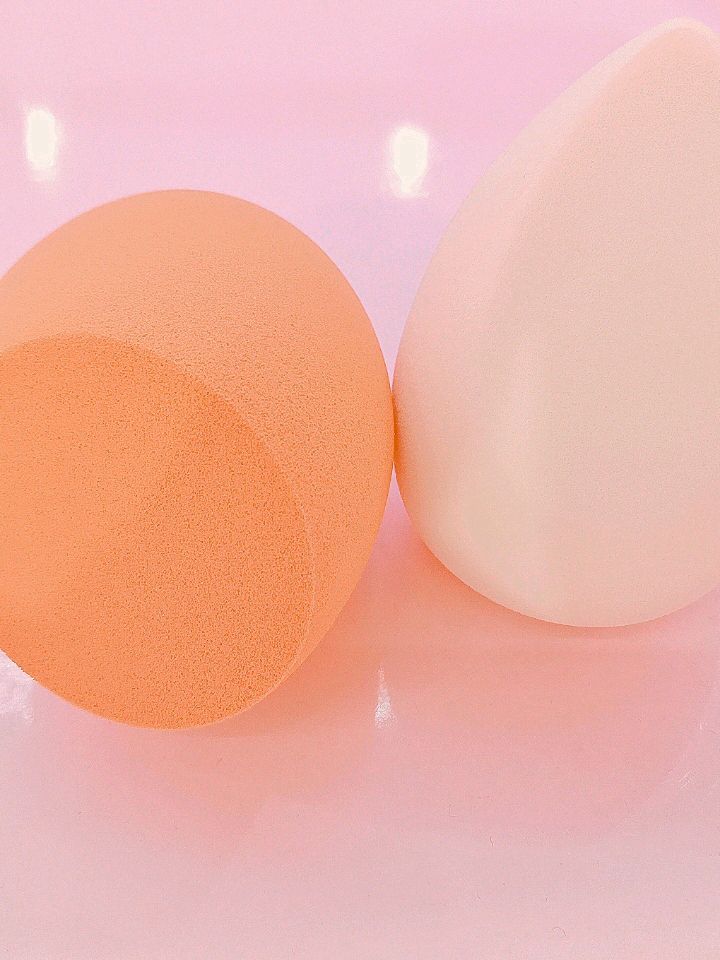 Two female students with dry and wet dual-purpose beauty products turned into large beauty powder puffs when they got wet while applying makeup Specification image