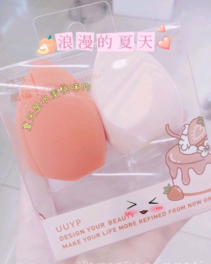 Two female students with dry and wet dual-purpose beauty products turned into large beauty powder puffs when they got wet while applying makeup detail image 3