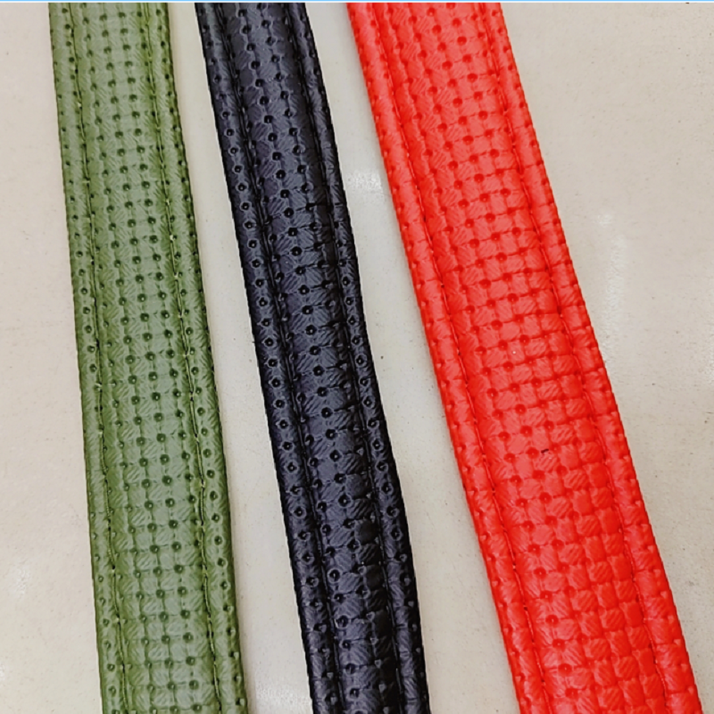 The adjustable pet collar for the dog is 3cm wide Item Picture