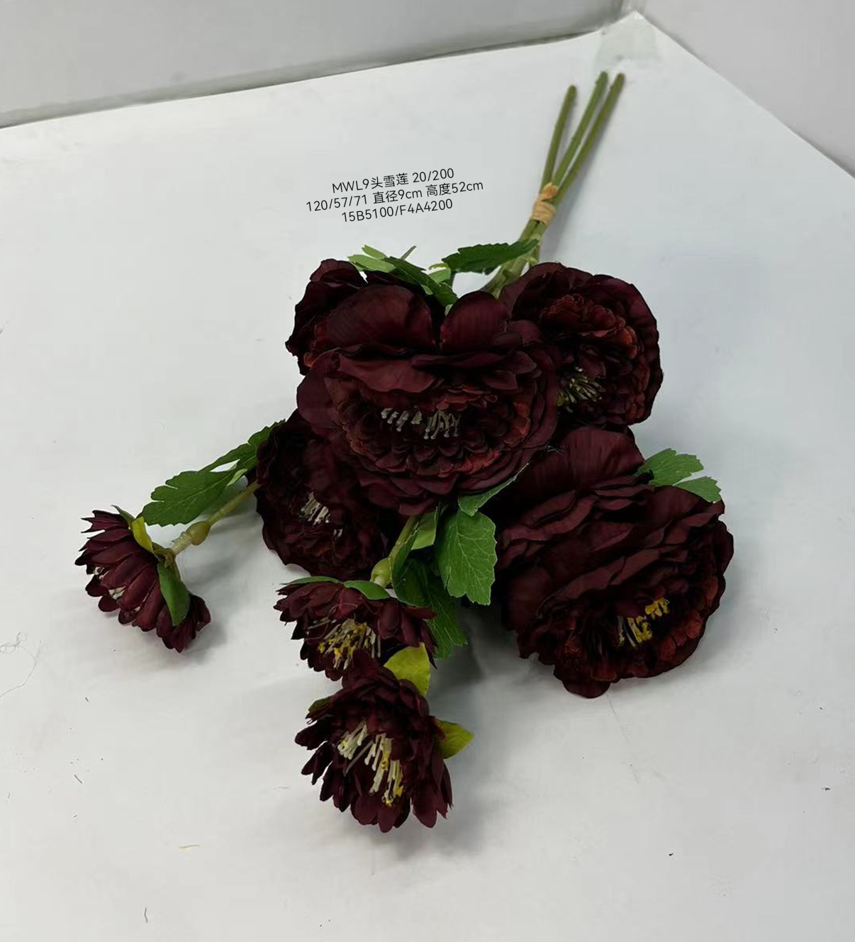 Wedding video: The bride holds a bouquet of flowers and makes a bouquet. Home decoration: In the living room, conference hall, and hotel lobby, a simulated No. 9 snow lotus bouquet is placed details Picture