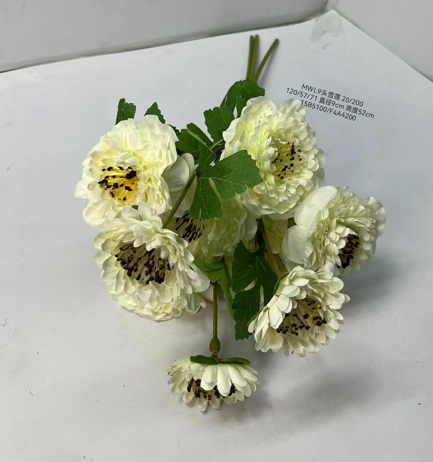Wedding video: The bride holds a bouquet of flowers and makes a bouquet. Home decoration: In the living room, conference hall, and hotel lobby, a simulated No. 9 snow lotus bouquet is placed Application Scenario