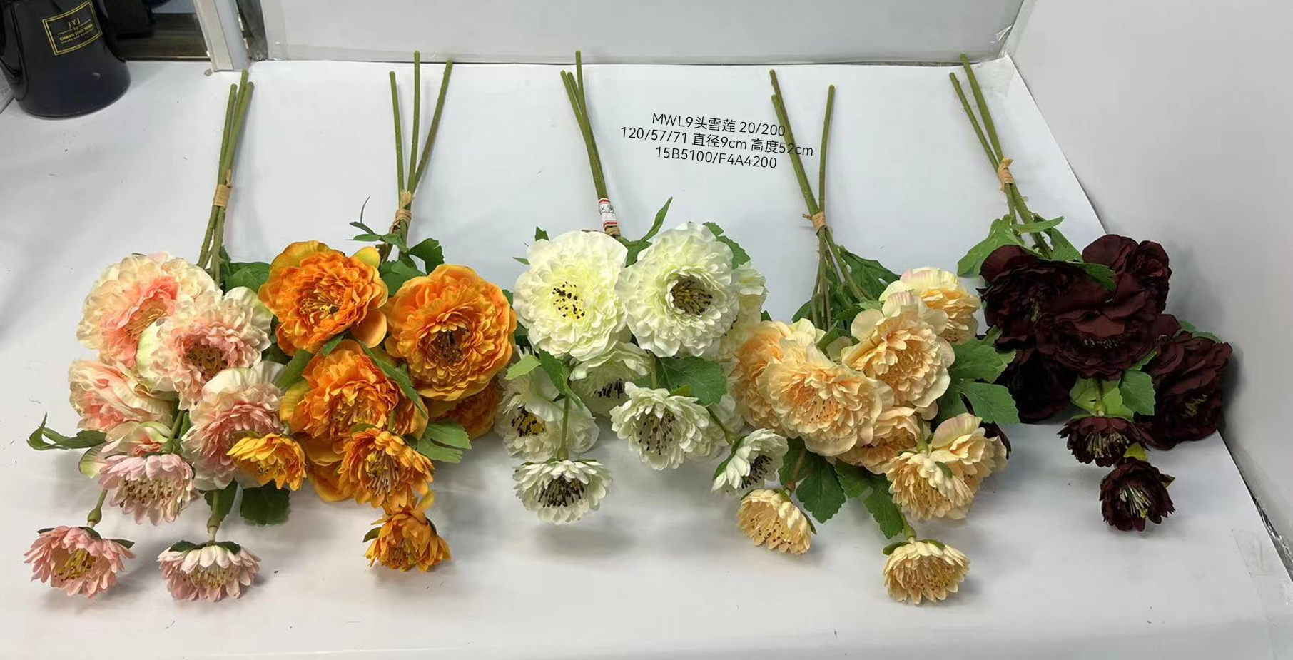 Wedding video: The bride holds a bouquet of flowers and makes a bouquet. Home decoration: In the living room, conference hall, and hotel lobby, a simulated No. 9 snow lotus bouquet is placed