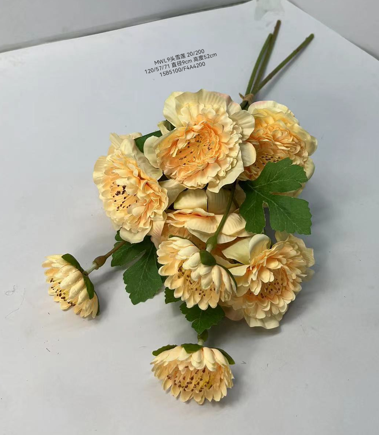 Wedding video: The bride holds a bouquet of flowers and makes a bouquet. Home decoration: In the living room, conference hall, and hotel lobby, a simulated No. 9 snow lotus bouquet is placed Specification image