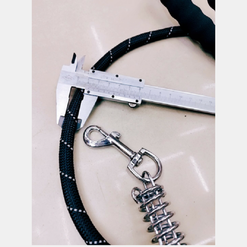 The pet leash is 150cm long and 1.2cm in diameter, with a non-elastic spring sponge handle Application Scenario