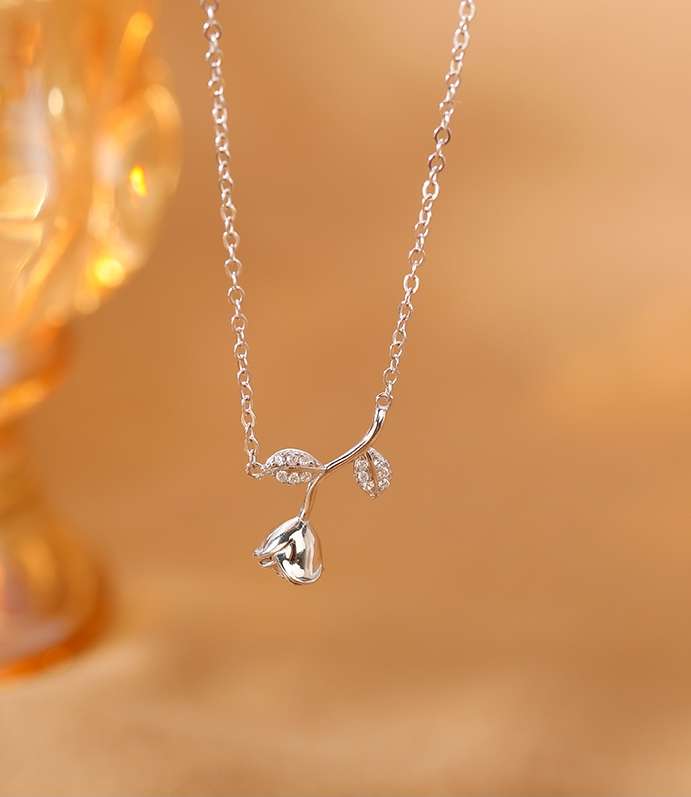 玫瑰花项链女2022年新款2023小众简约气质高级锁骨链吊坠