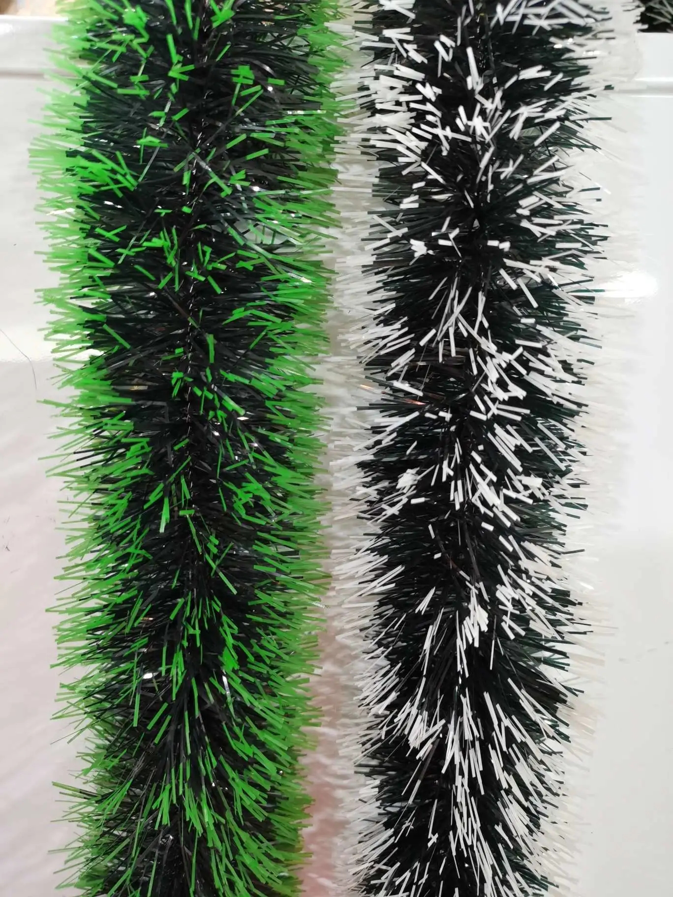 Dark green and white with green tips, Christmas color strips, rubia, carnival party, festival supplies, scene arrangement Specification image
