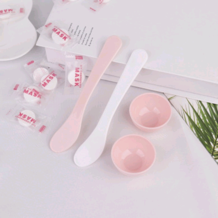 Facial hydrating and moisturizing mask paper, disposable portable compressed mask granules + mask stick + small bowl * Application Scenario