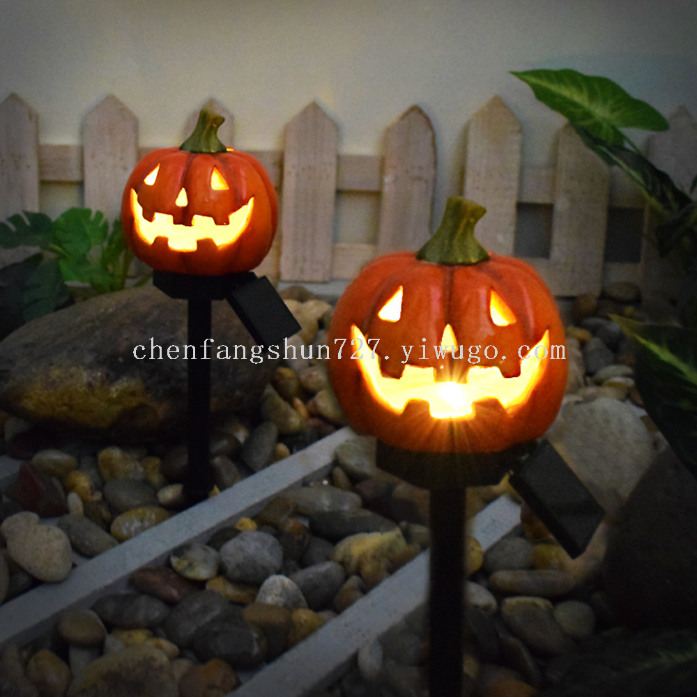 Halloween solar outdoor lights, waterproof courtyard lawn atmosphere arrangement, landscape decoration, resin ground insert pumpkin lanterns Application Scenario
